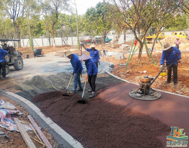 增城區(qū)街心公園透水地坪建設施工中