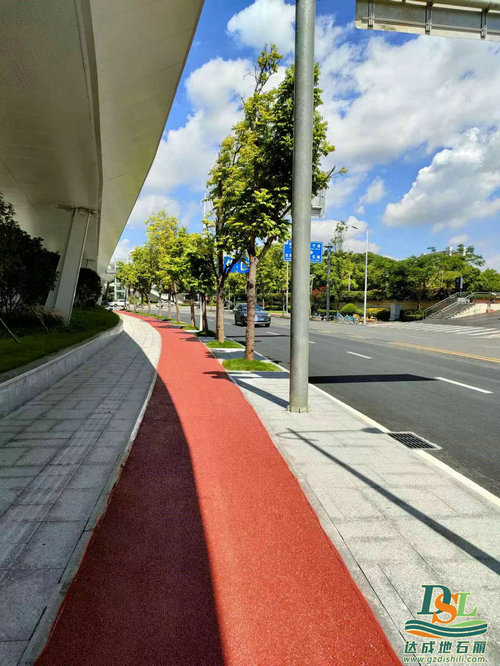 東莞市中心2號橋彩色透水混凝土噴油進行中！