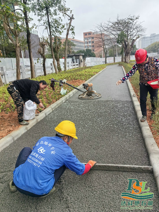 夜光石透水混凝土路面施工